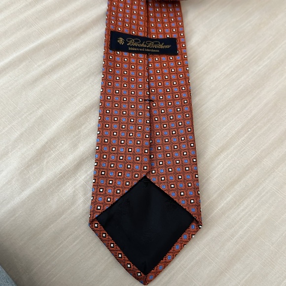 Brooks Brothers Silk Neck Tie Medallion Pattern - Picture 3 of 3